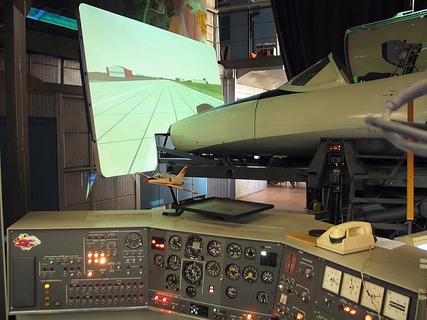  Uma versão atualizada do simulador de voo TL39 construído pelos Checos, com três níveis de liberdade de movimento, instalada no Instituto de Aviação de Moscou. 